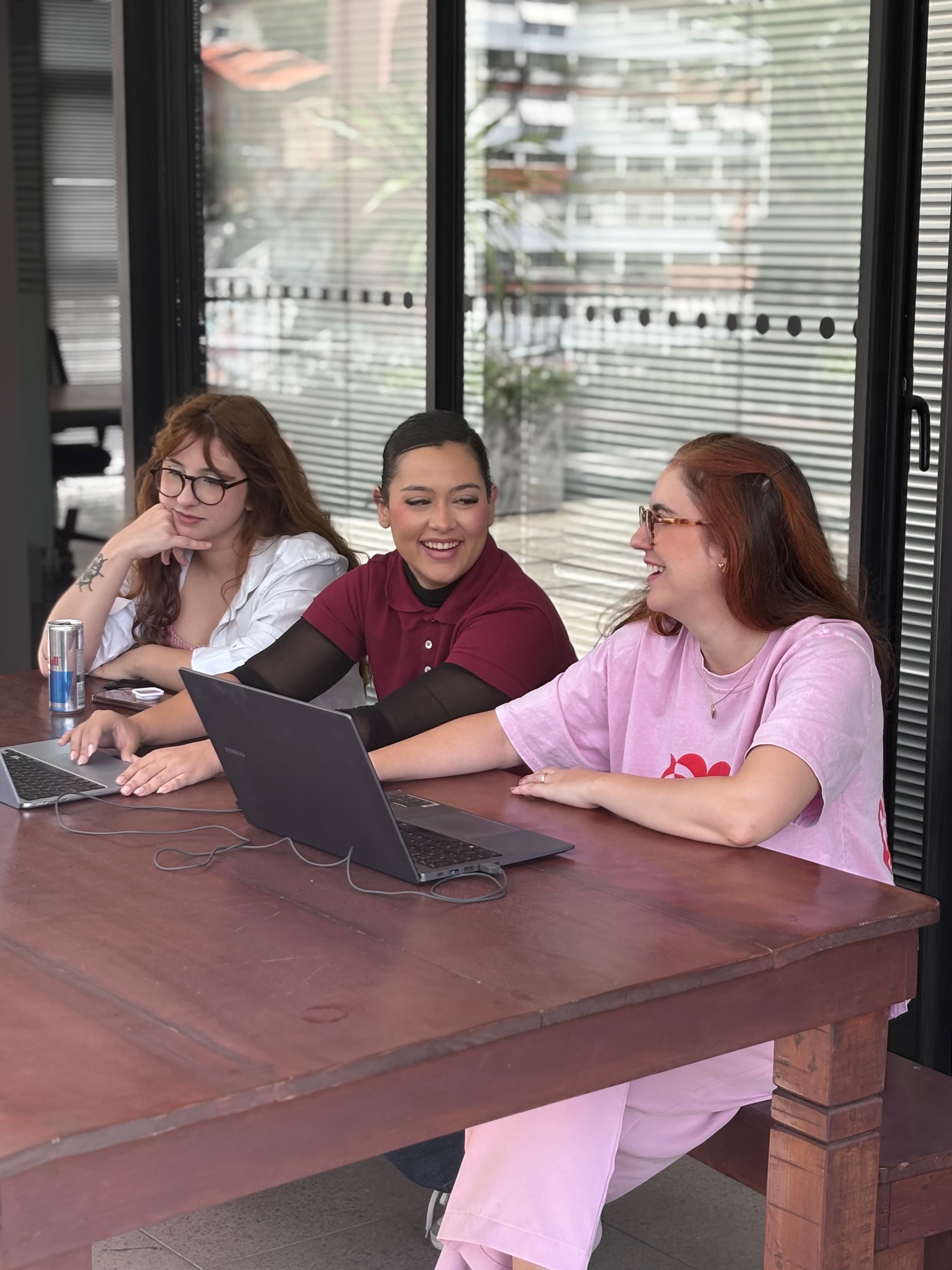 Colaboradoras MedCof trabalhando em equipe