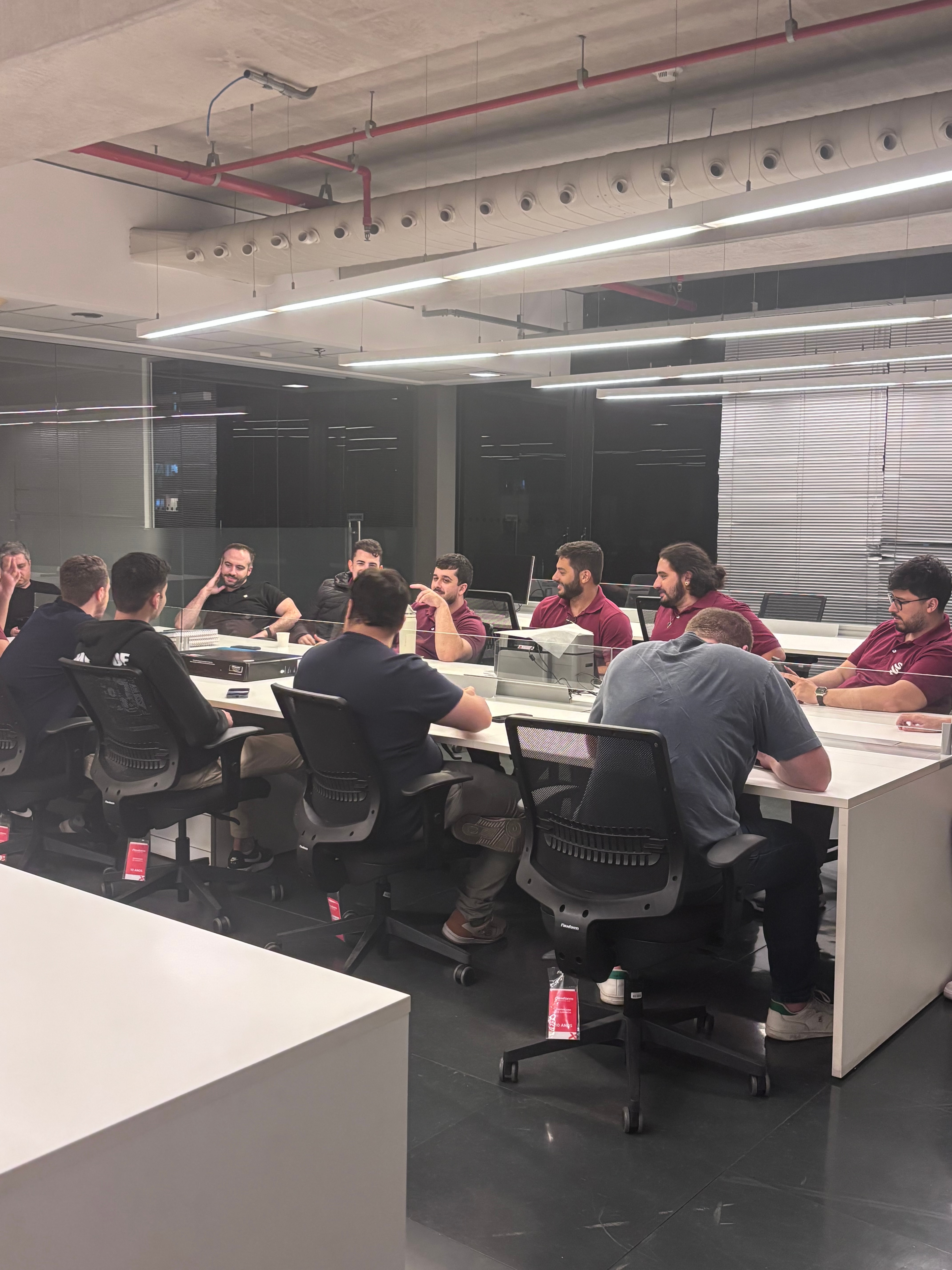 Time MedCof reunido no escritório